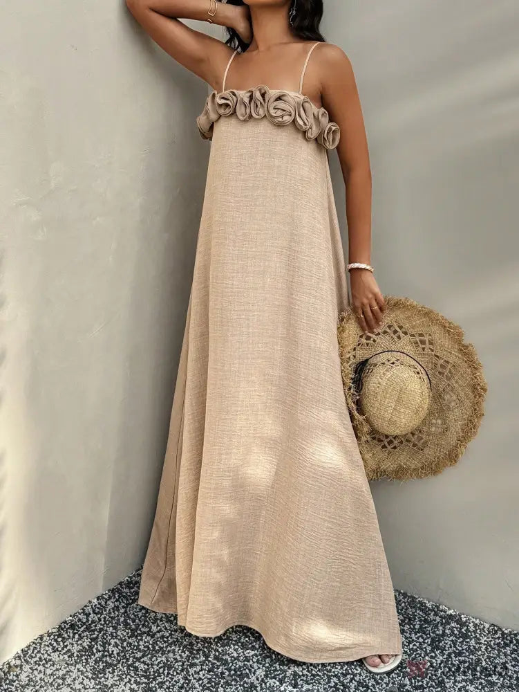 Vestido Longo De Alças Com Detalhe Floral No Decote Vestido Longo De Alças Com Detalhe Floral No Decote