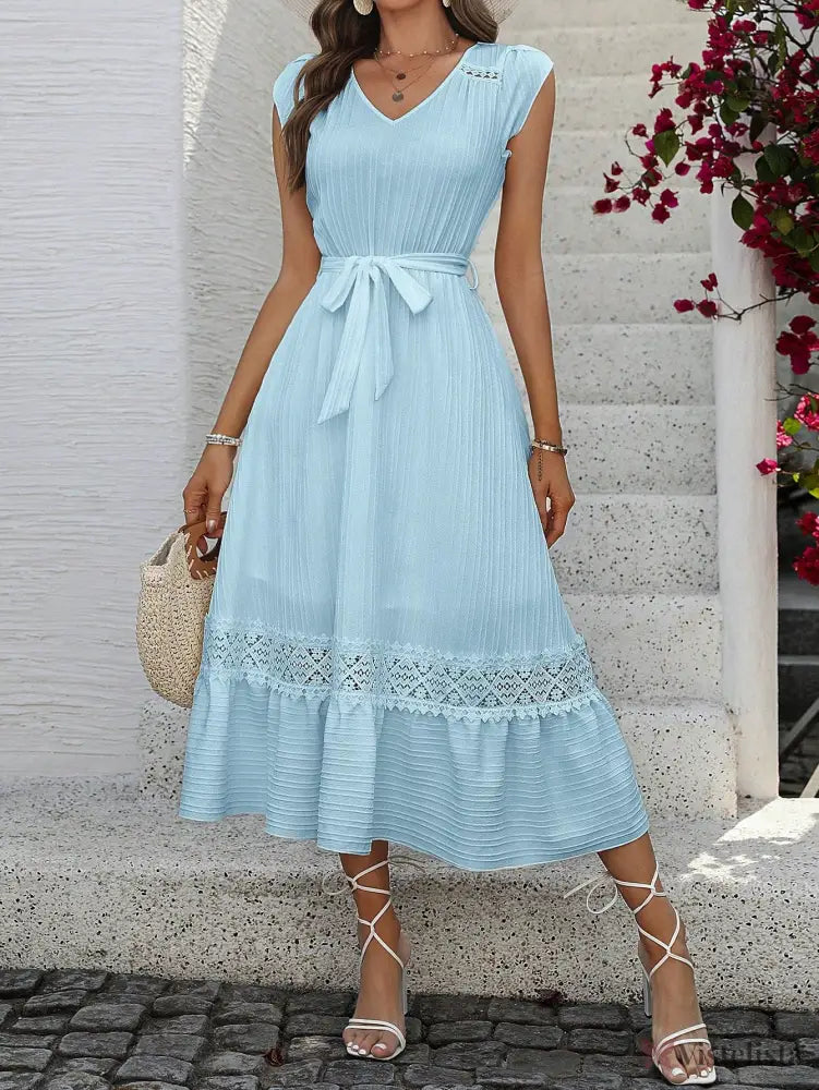 Vestido Midi Evasê Liso Com Cinto E Detalhe Rendado Vestido Midi Evasê Liso Com Cinto E Detalhe Rendado