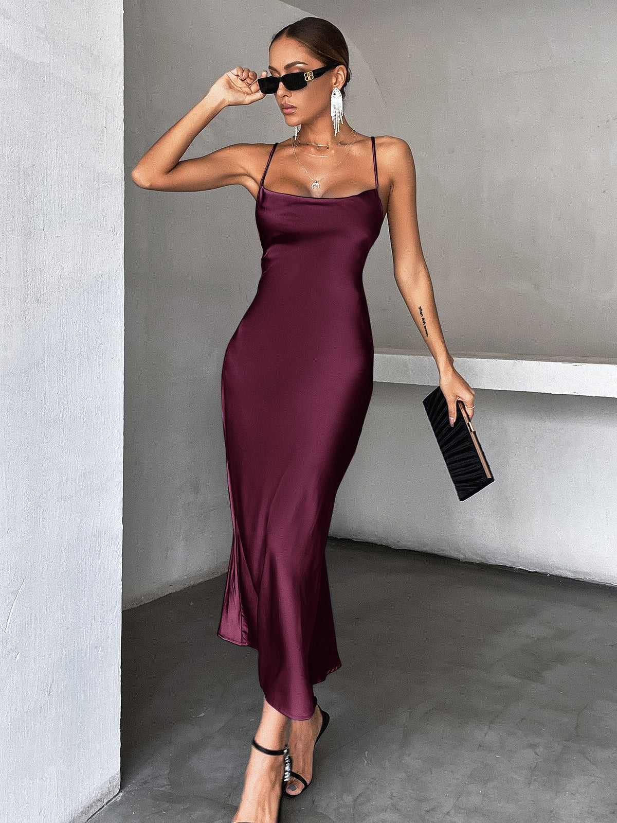 Vestido Longo De Cetim Minimalista Com Alças Finas