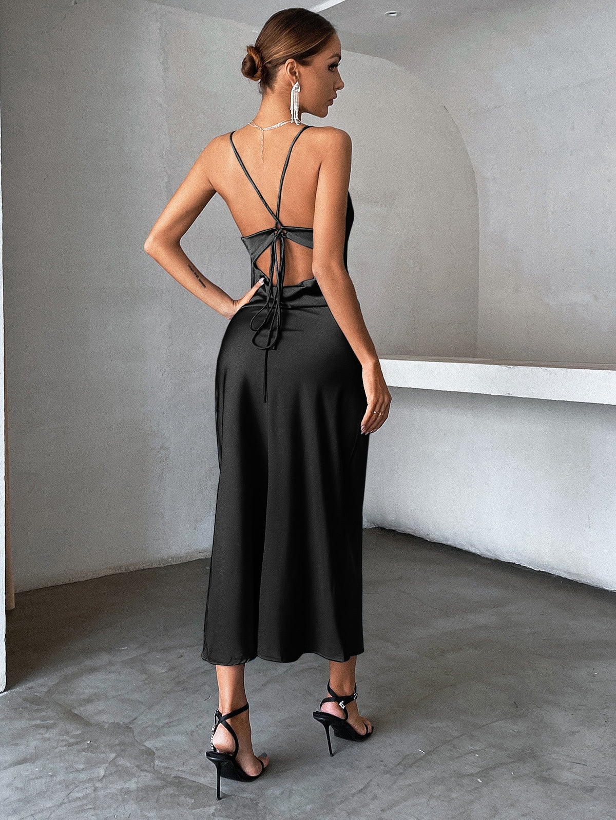 Vestido Longo De Cetim Minimalista Com Alças Finas