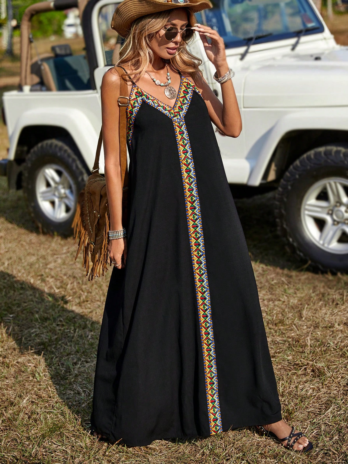 Vestido Longo Preto Com Alças Finas E Detalhe Étnico Frontal