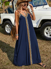 Vestido Longo Preto Com Alças Finas E Detalhe Étnico Frontal