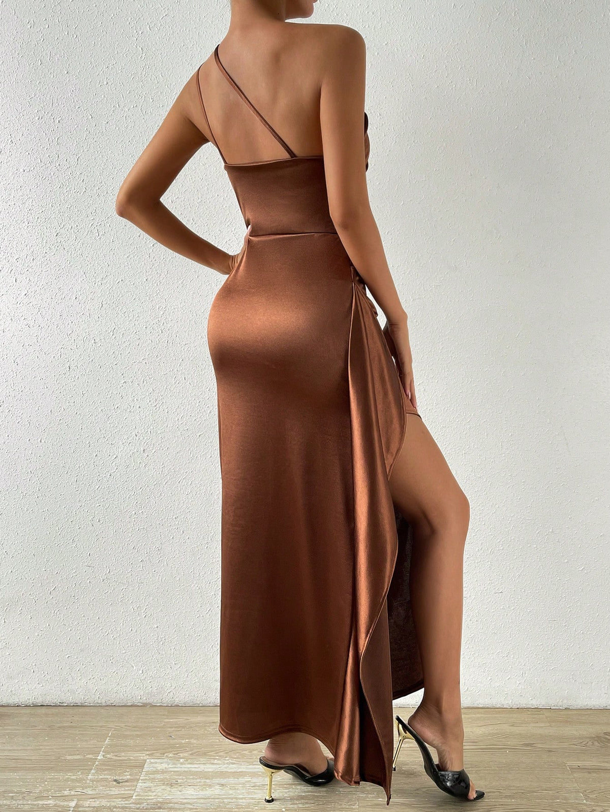 Vestido Longo Um Ombro Só Cetim Drapeado Com Fenda