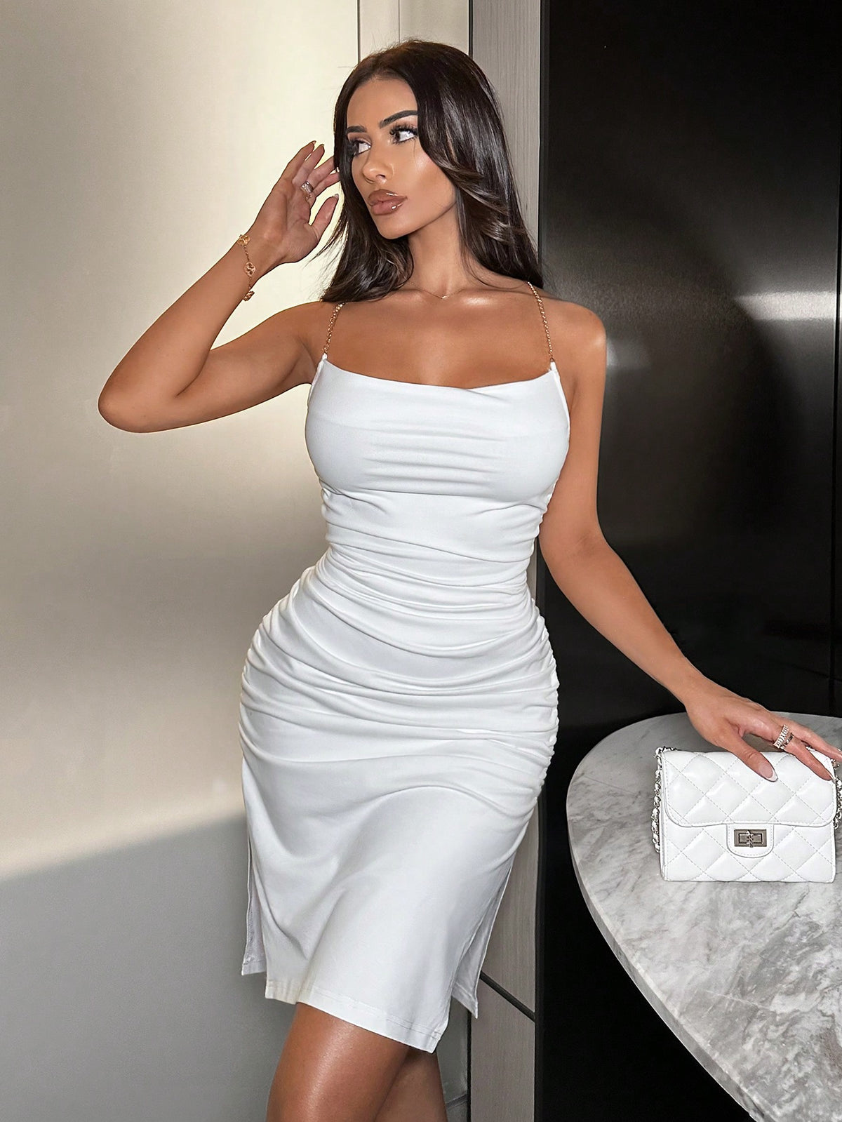 Vestido Midi Justo Elegante Alças Corrente Com Drapeado