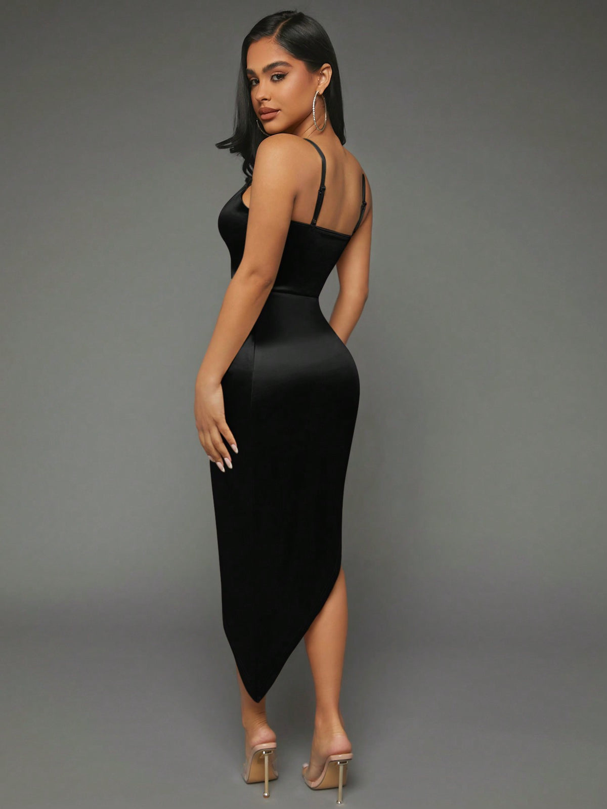 Vestido Curto Elegante Alças Corrente Decote Reto Sofisticado
