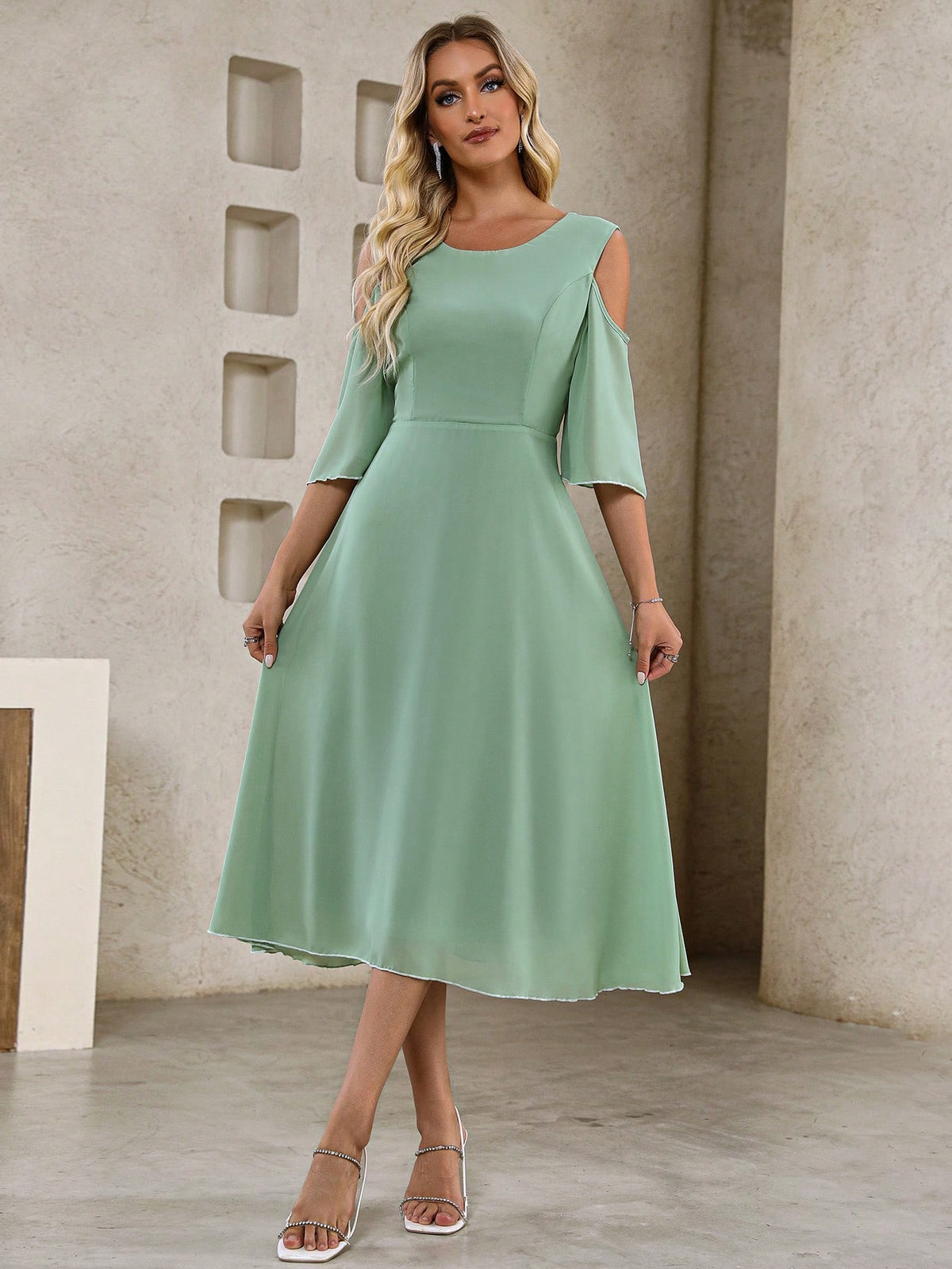 Vestido Midi Evasê Elegante Com Manga Vazado Ombro