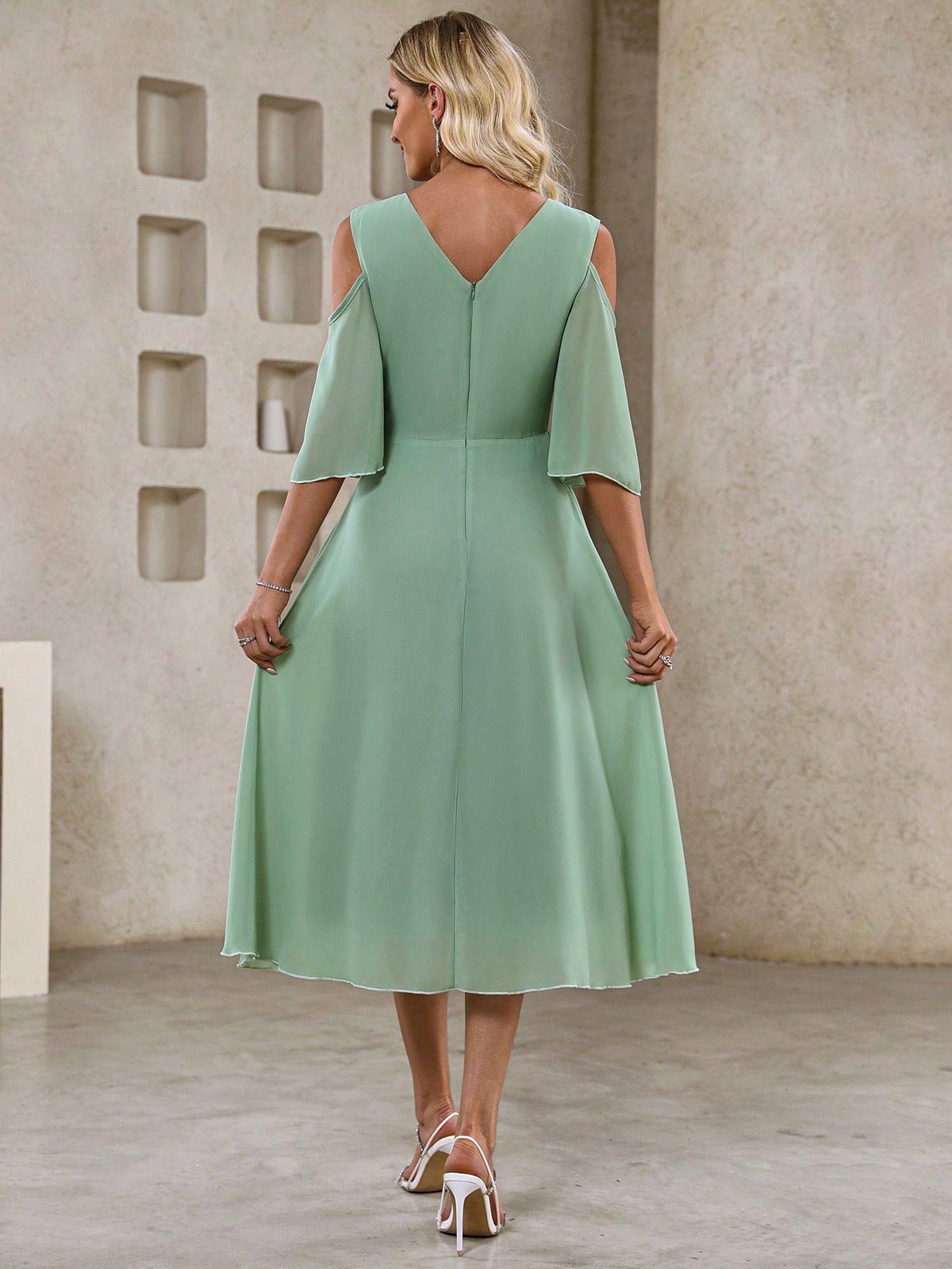 Vestido Midi Evasê Elegante Com Manga Vazado Ombro