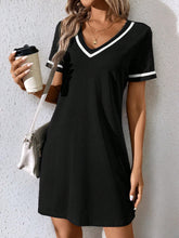 Vestido Curto Casual Decote V Com Detalhe Esportivo