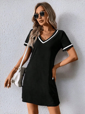 Vestido Curto Casual Decote V Com Detalhe Esportivo