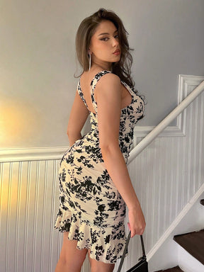 Vestido Curto Justo Em Tule Bordado Floral Com Decote V