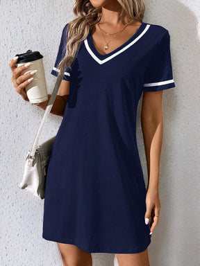 Vestido Curto Casual Decote V Com Detalhe Esportivo