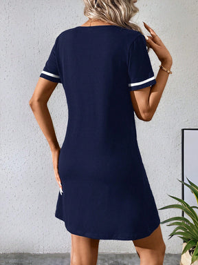 Vestido Curto Casual Decote V Com Detalhe Esportivo