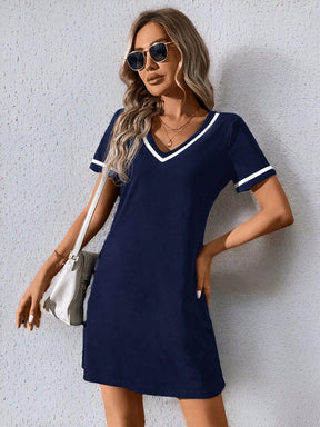 Vestido Curto Casual Decote V Com Detalhe Esportivo