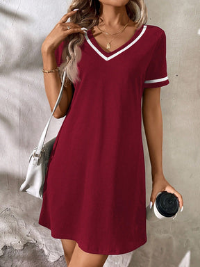 Vestido Curto Casual Decote V Com Detalhe Esportivo