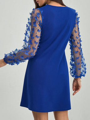 Vestido Curto Azul Com Mangas Transparentes Bordadas