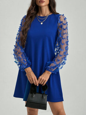 Vestido Curto Azul Com Mangas Transparentes Bordadas