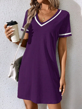 Vestido Curto Casual Decote V Com Detalhe Esportivo