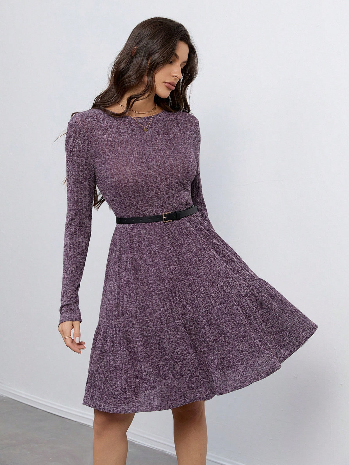 Vestido Curto De Manga Longa Com Cinto E Saia Rodada