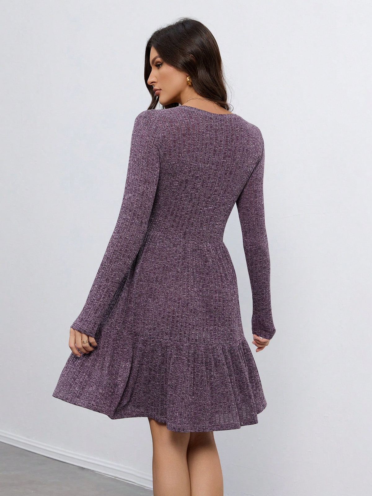 Vestido Curto De Manga Longa Com Cinto E Saia Rodada