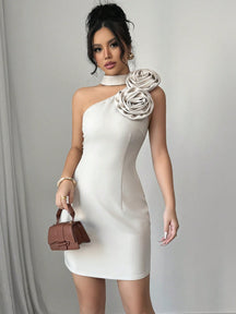 Vestido Festa Assimétrico Com Gola Alta e Detalhe Floral