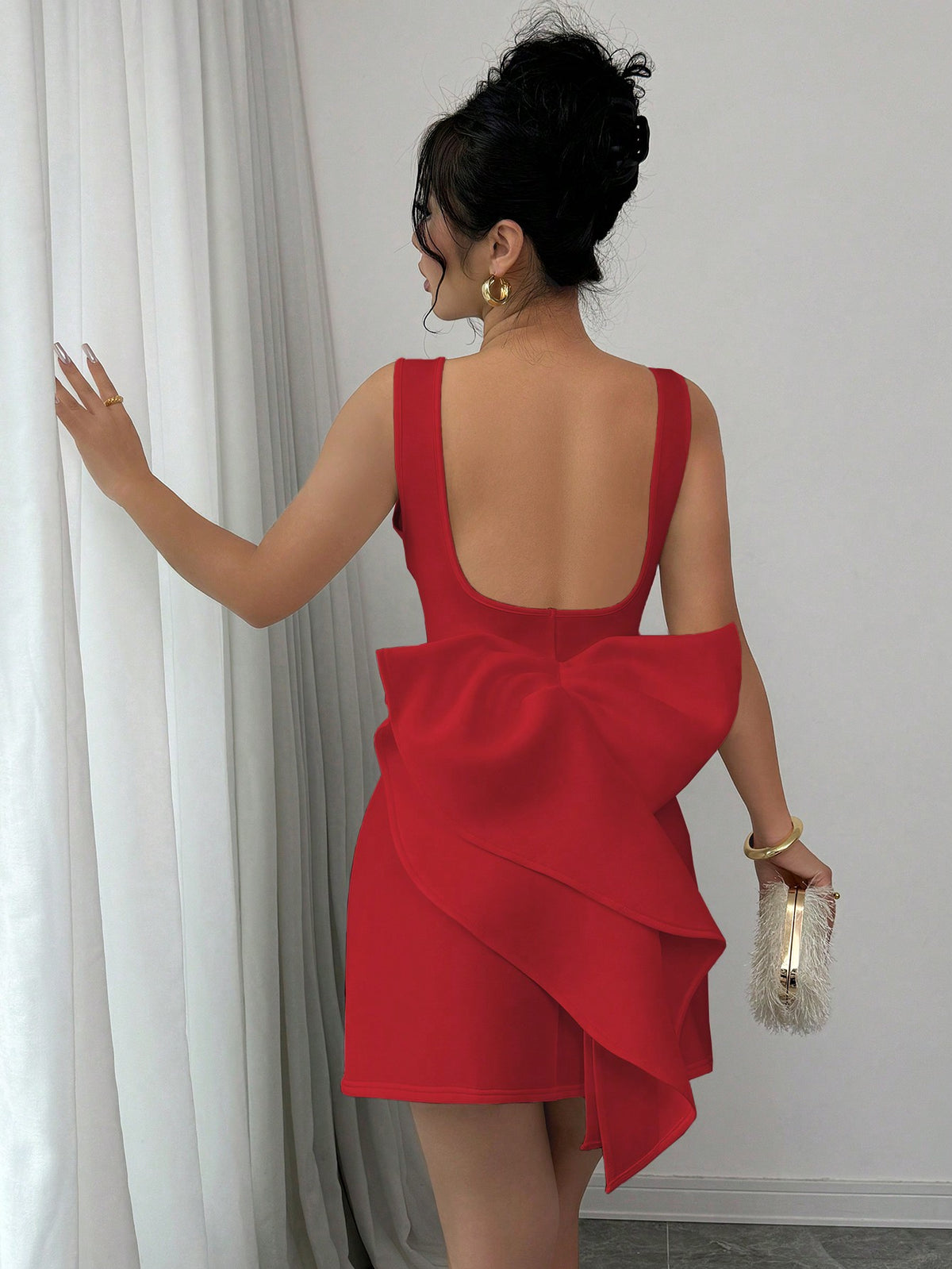 Vestido Elegante Com Decote Profundo E Laço Marcante