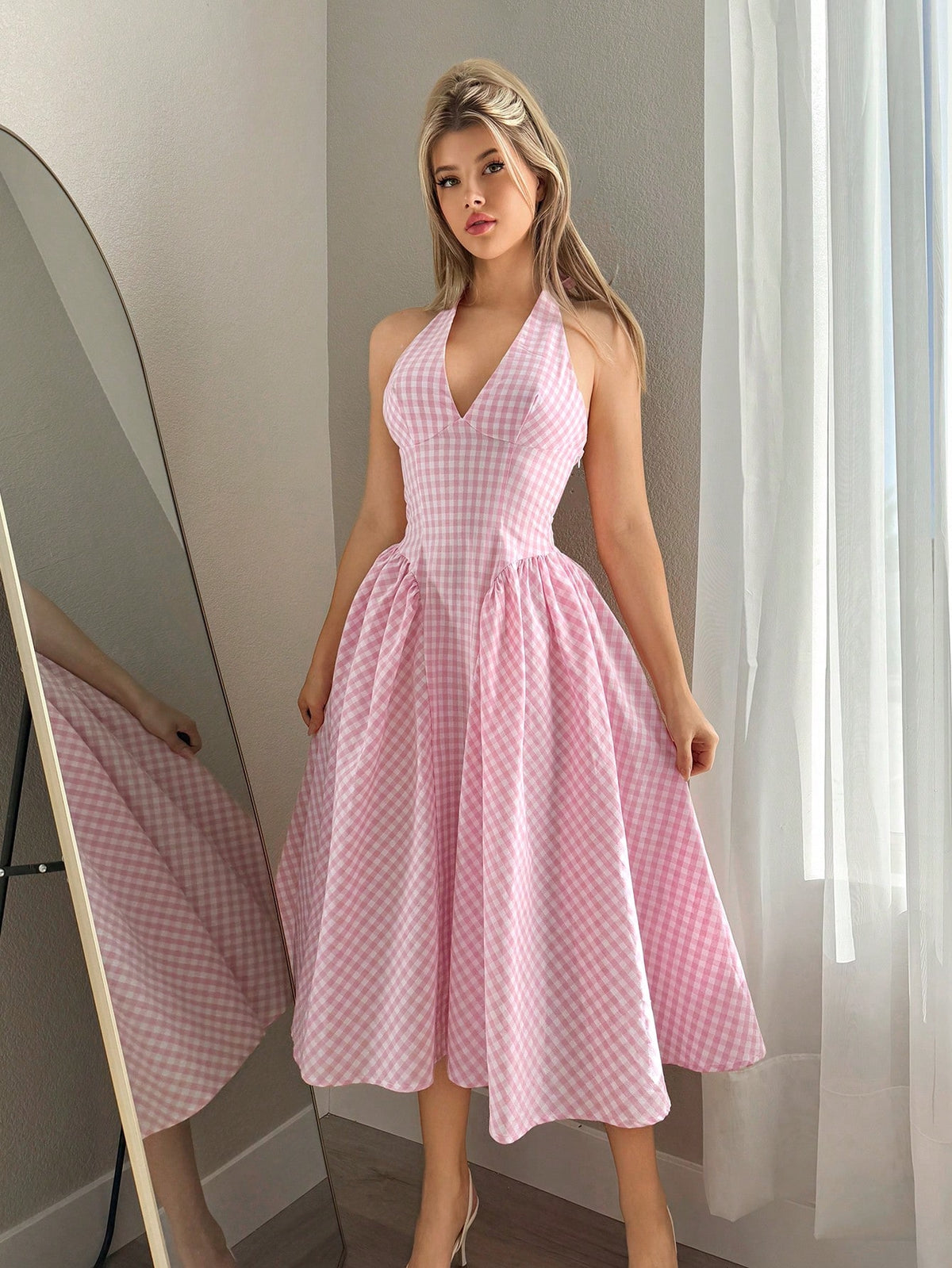 Vestido Midi Rodado Com Decote Halter E Estampa Vichy