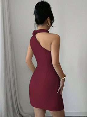 Vestido Festa Assimétrico Com Gola Alta e Detalhe Floral