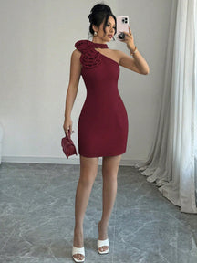 Vestido Festa Assimétrico Com Gola Alta e Detalhe Floral