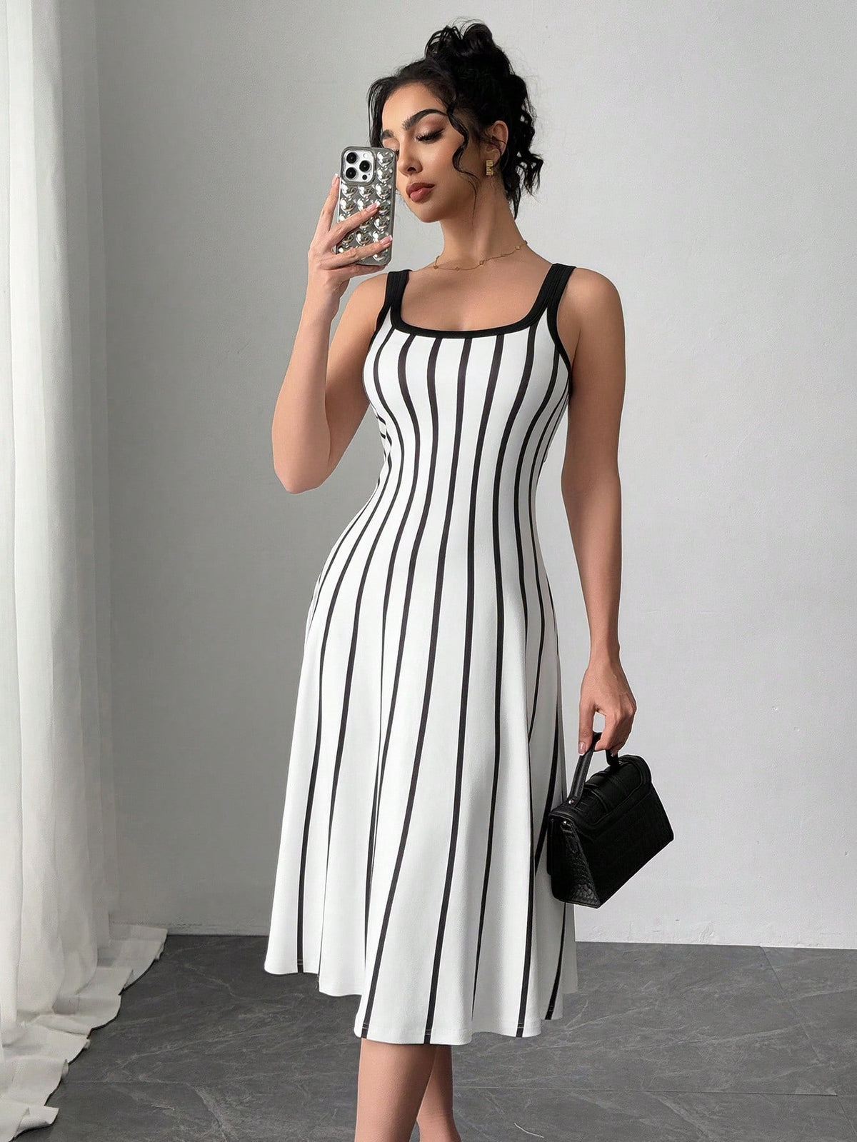 Vestido Midi Justo Listrado Com Decote Quadrado