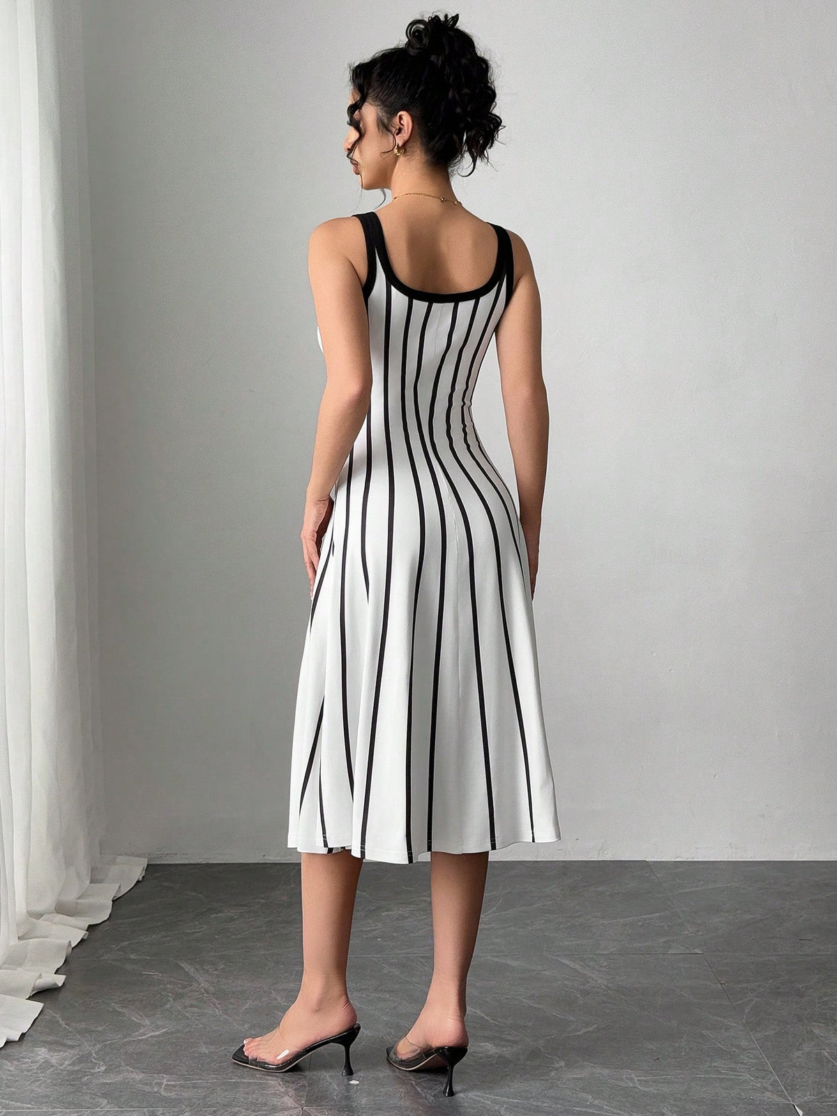 Vestido Midi Justo Listrado Com Decote Quadrado