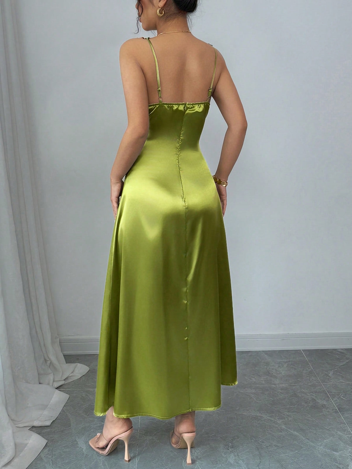 Vestido Midi De Cetim Com Alças Florais Bordadas