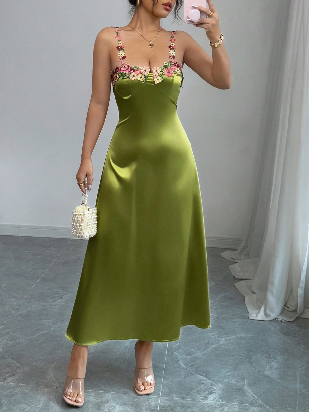 Vestido Midi De Cetim Com Alças Florais Bordadas