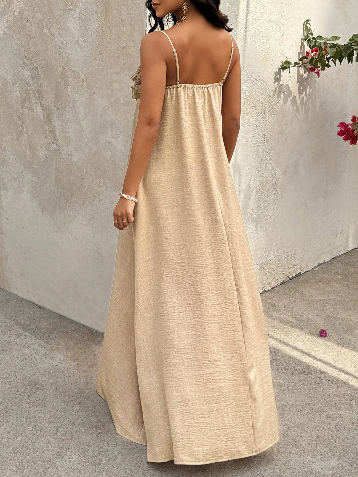 Vestido Longo De Alças Com Detalhe Floral No Decote