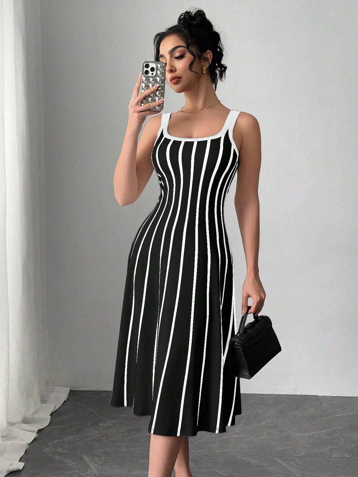 Vestido Midi Justo Listrado Com Decote Quadrado