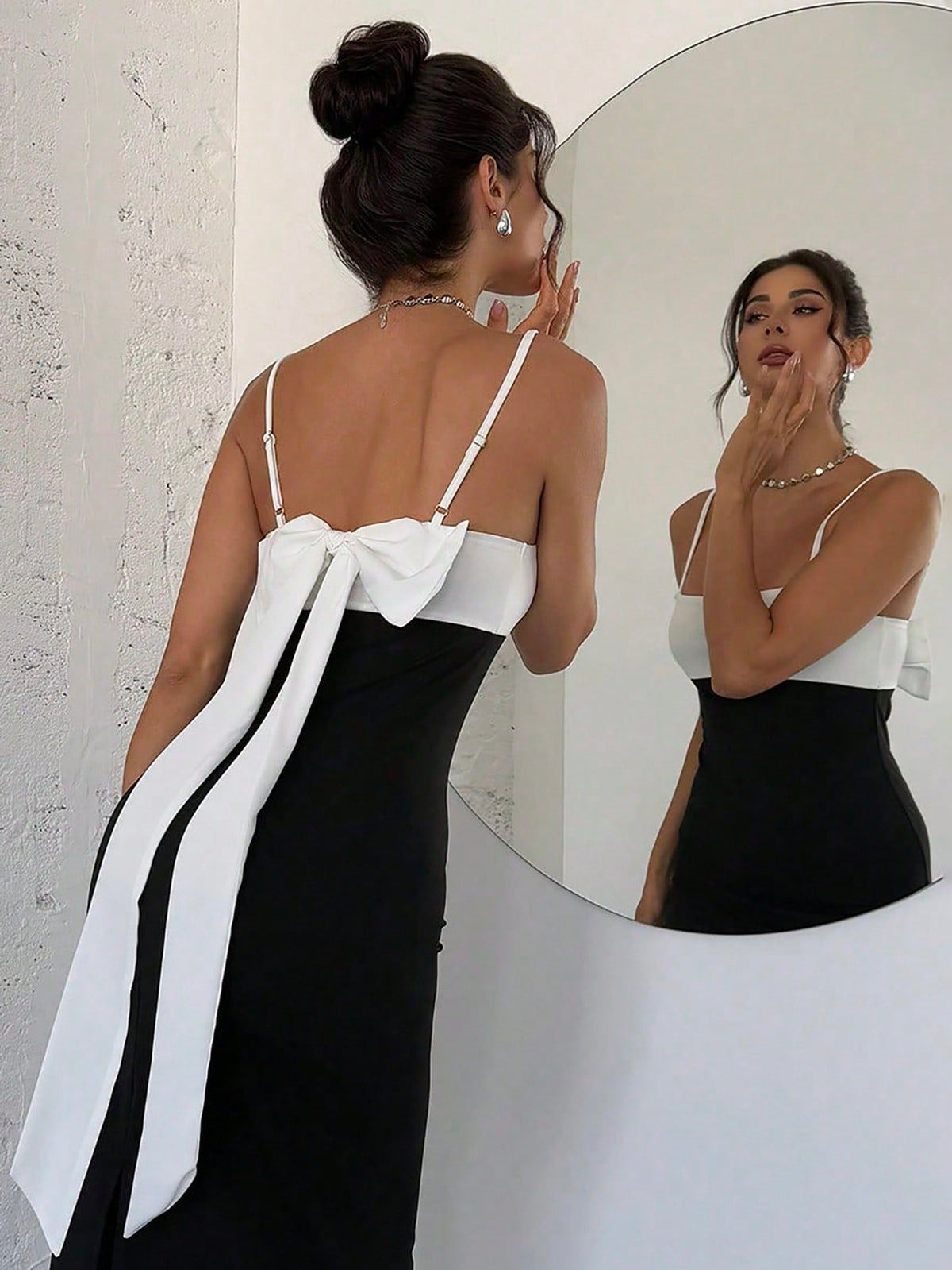 Vestido Midi Com Alças Finas E Laço Elegante Nas Costas