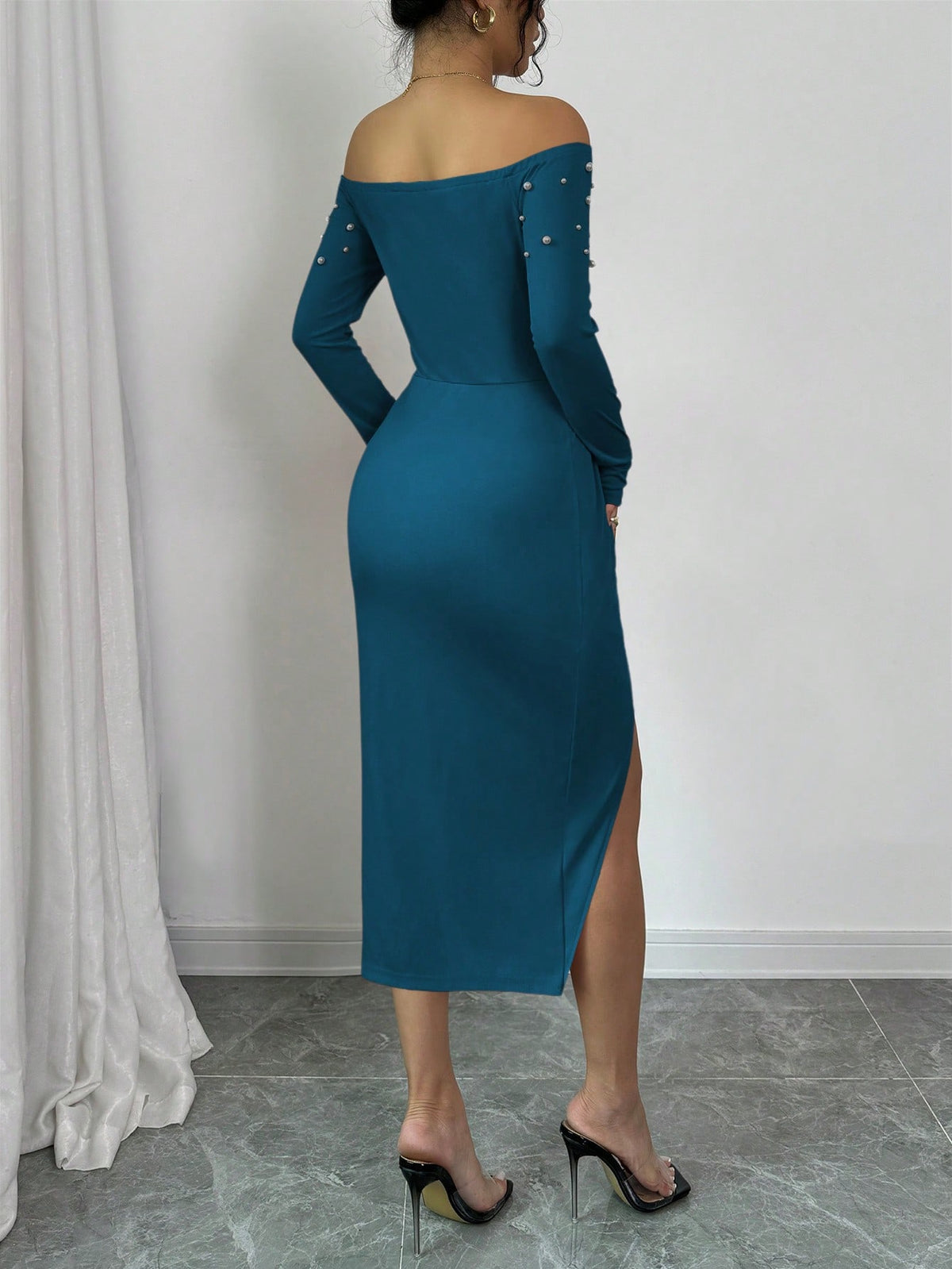 Vestido Midi Ombro A Ombro Com Pérolas E Fenda Elegante