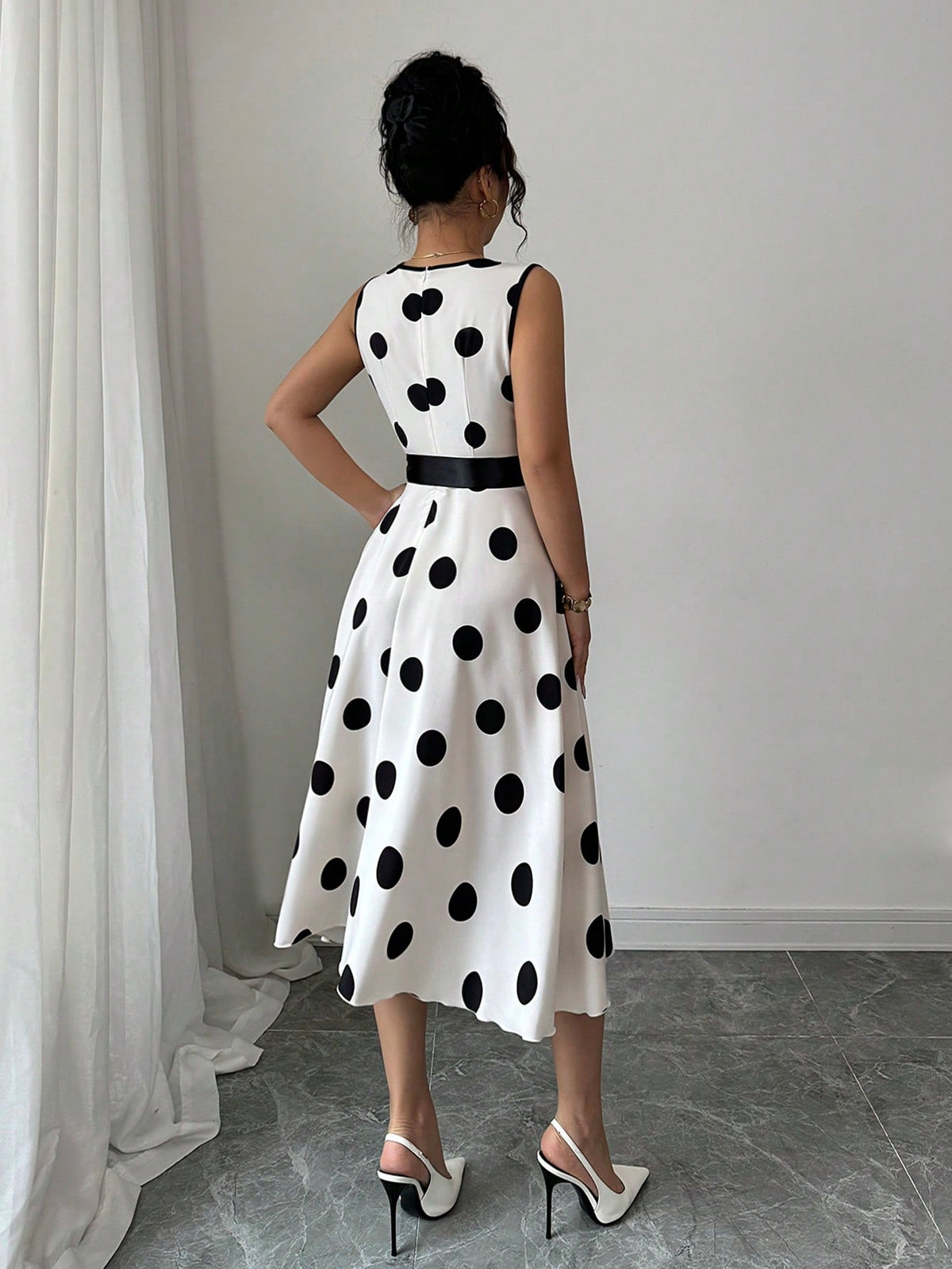 Vestido Midi Poá Decote V Com Cinto De Amarração