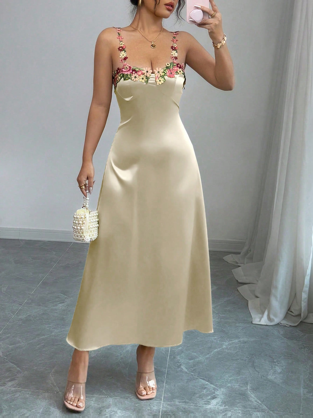 Vestido Midi De Cetim Com Alças Florais Bordadas