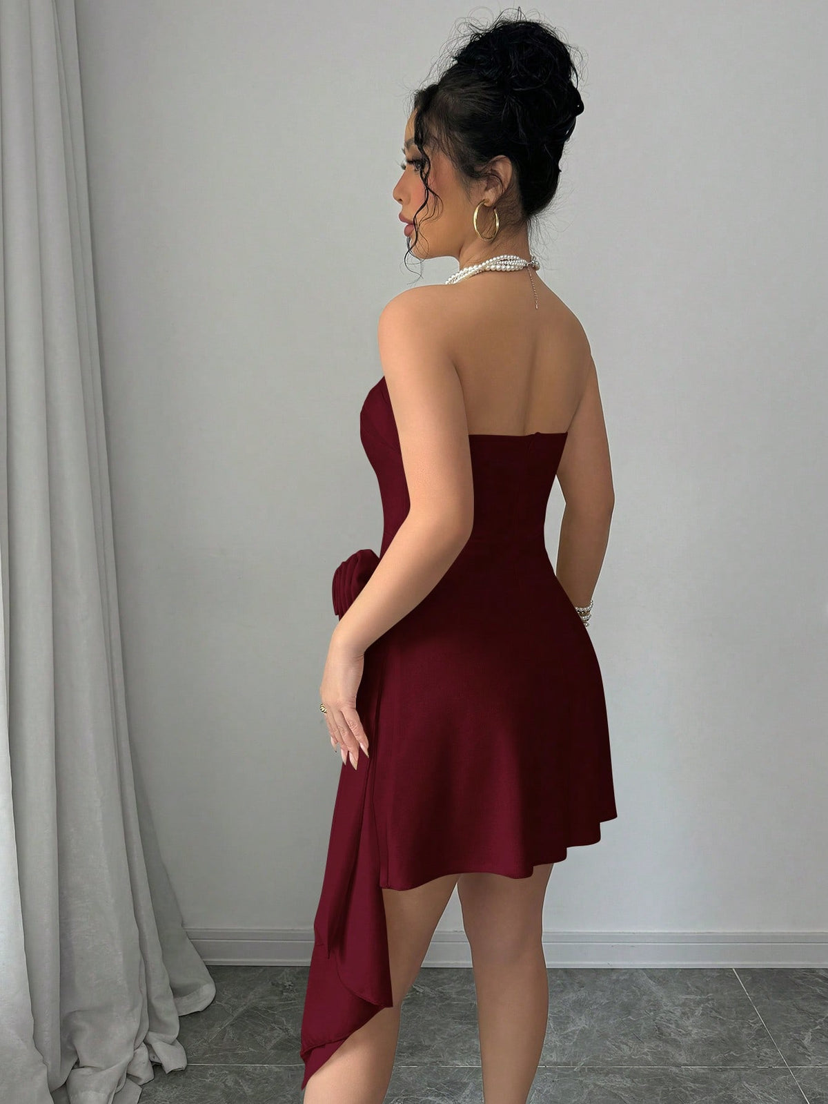 Vestido Curto Tomara Que Caia Assimétrico Com Flor Na Cintura