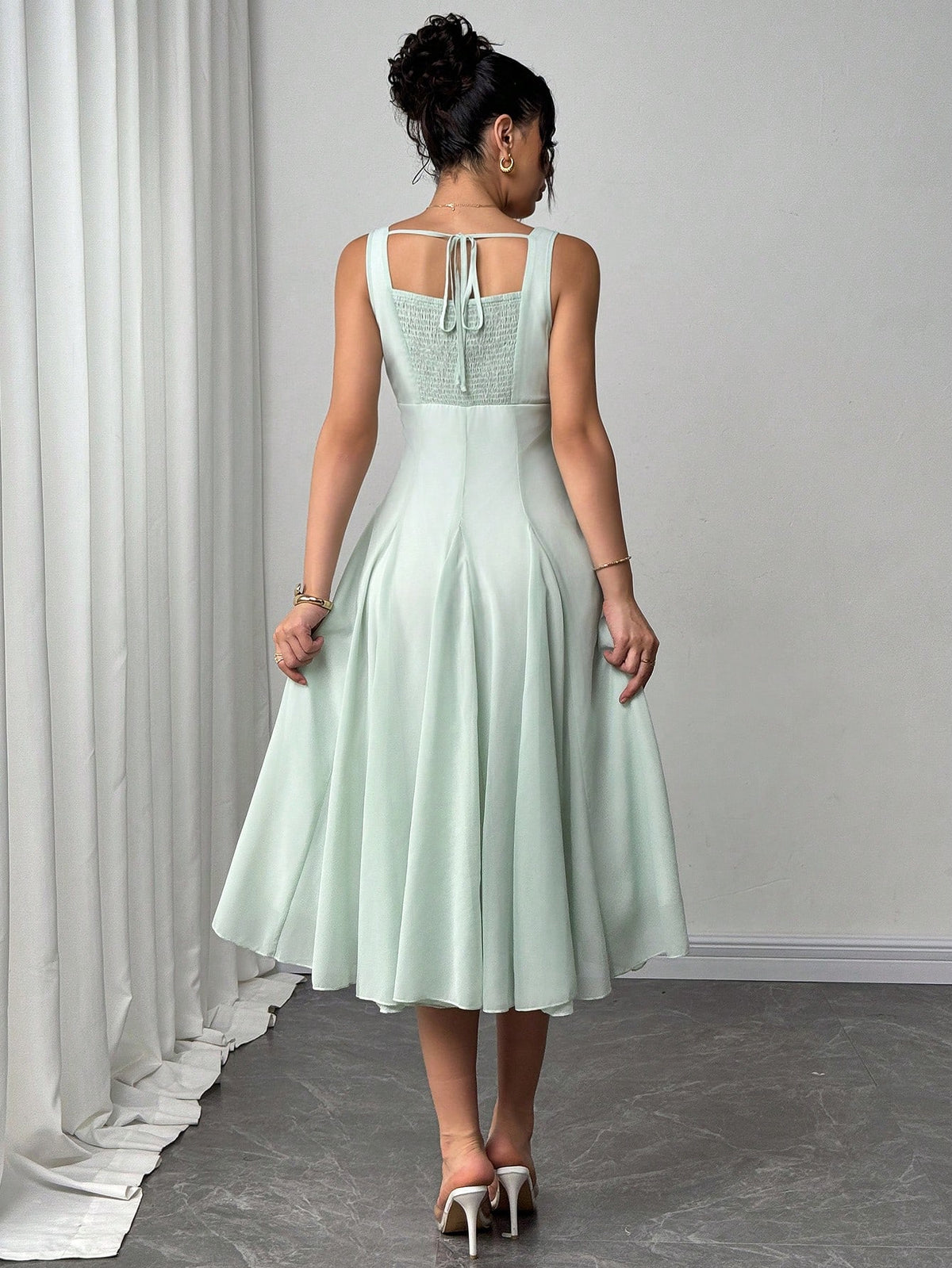 Vestido Midi Evasê Com Decote Reto Elegante