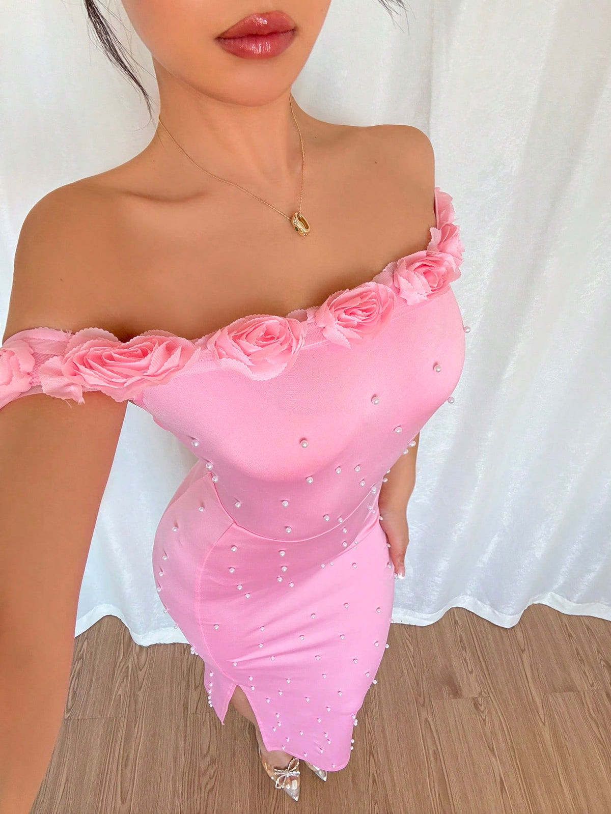 Vestido Longo Ombro a Ombro Com Pérolas e Flores