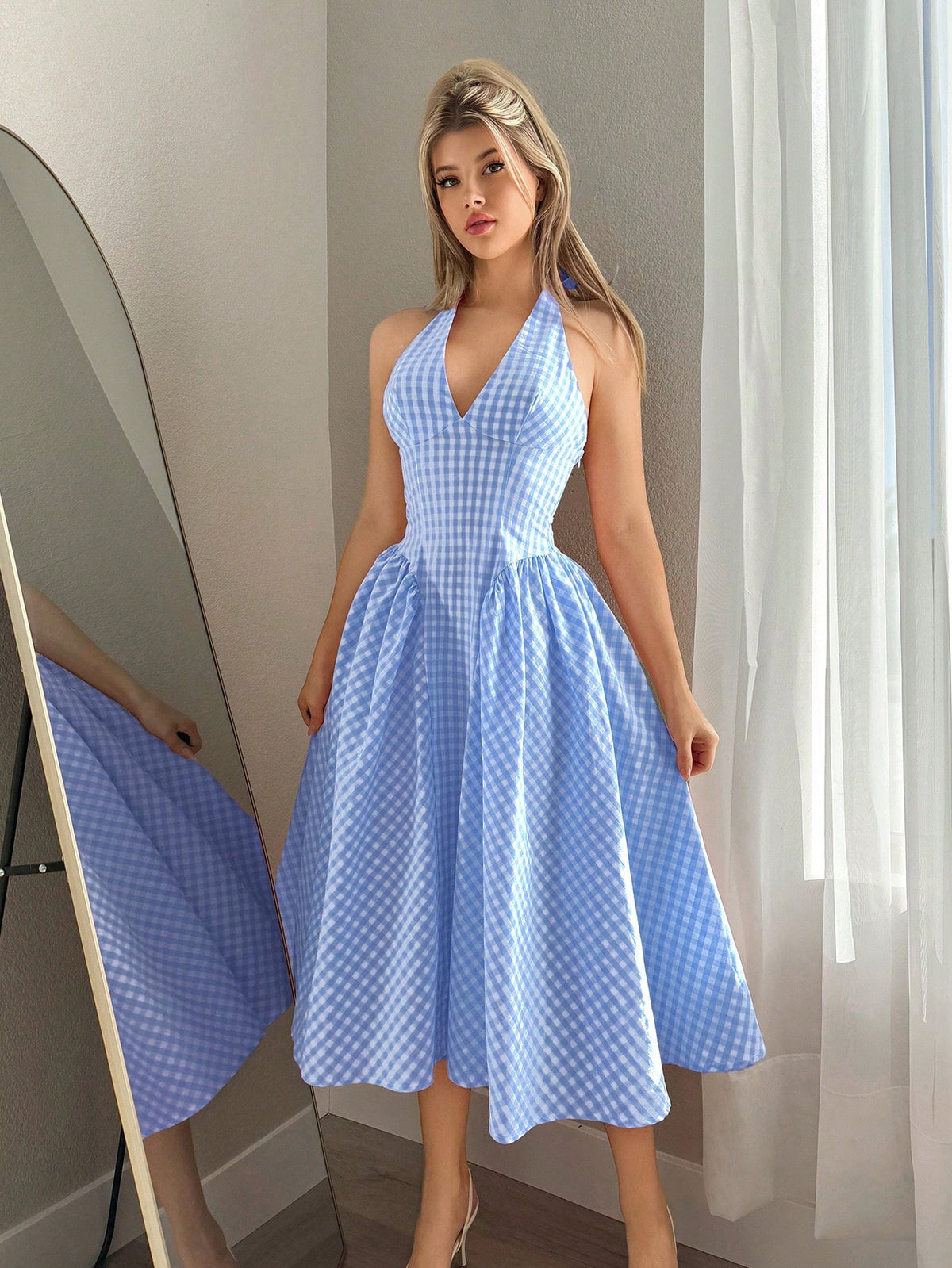 Vestido Midi Rodado Com Decote Halter E Estampa Vichy