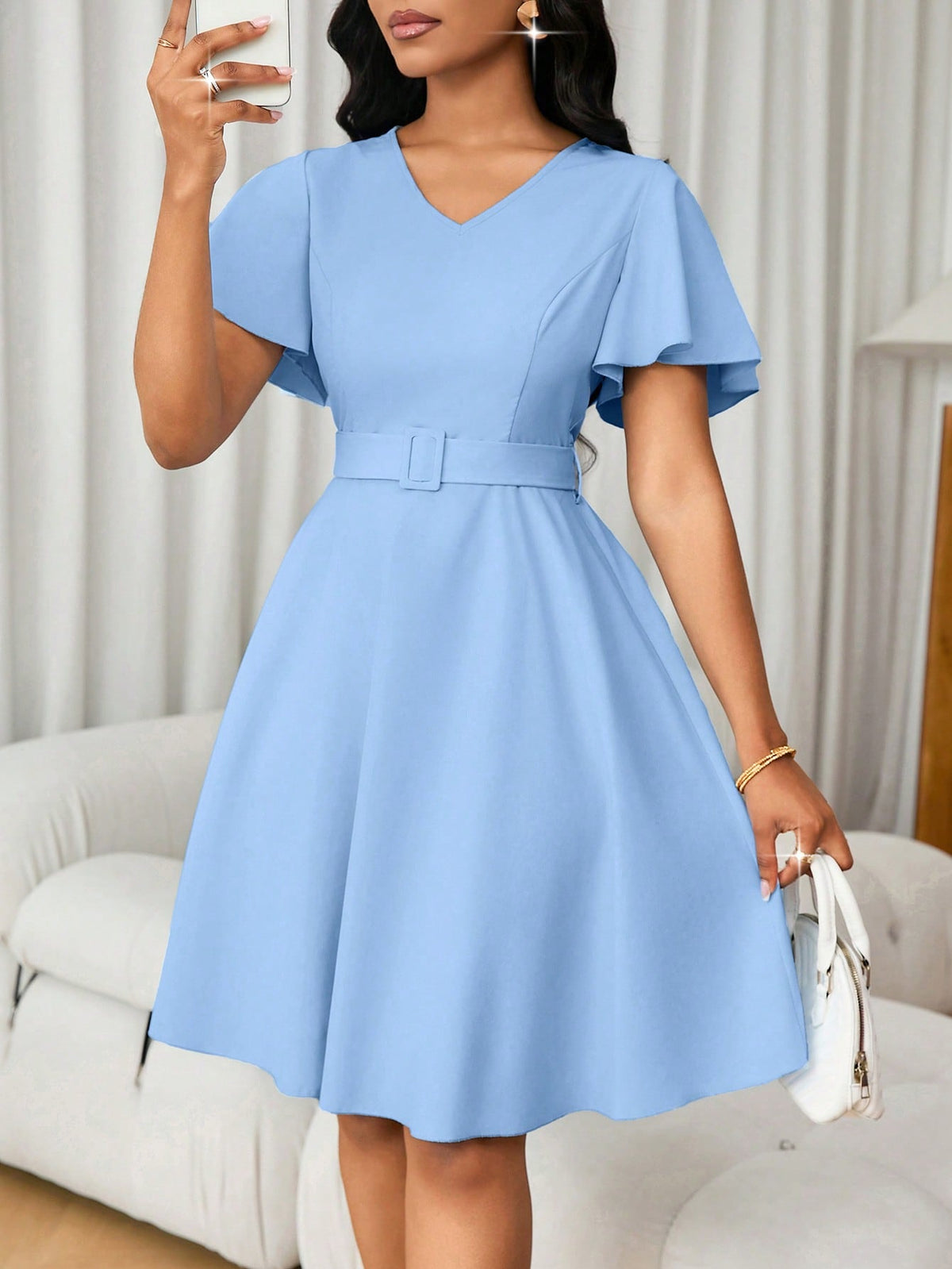 Vestido Curto Evasê Decote V Com Cinto E Manga Flare