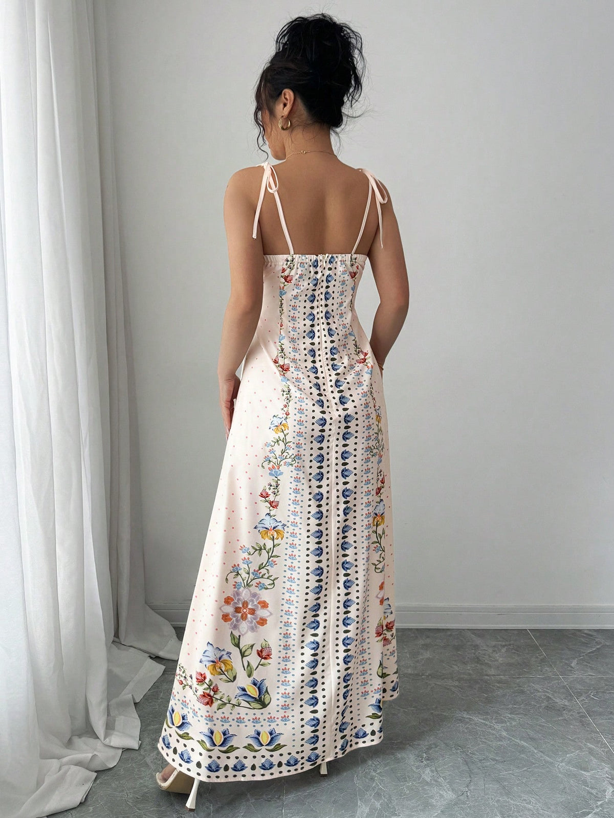 Vestido Longo Estampado com Alças Finas e Barra Decorada