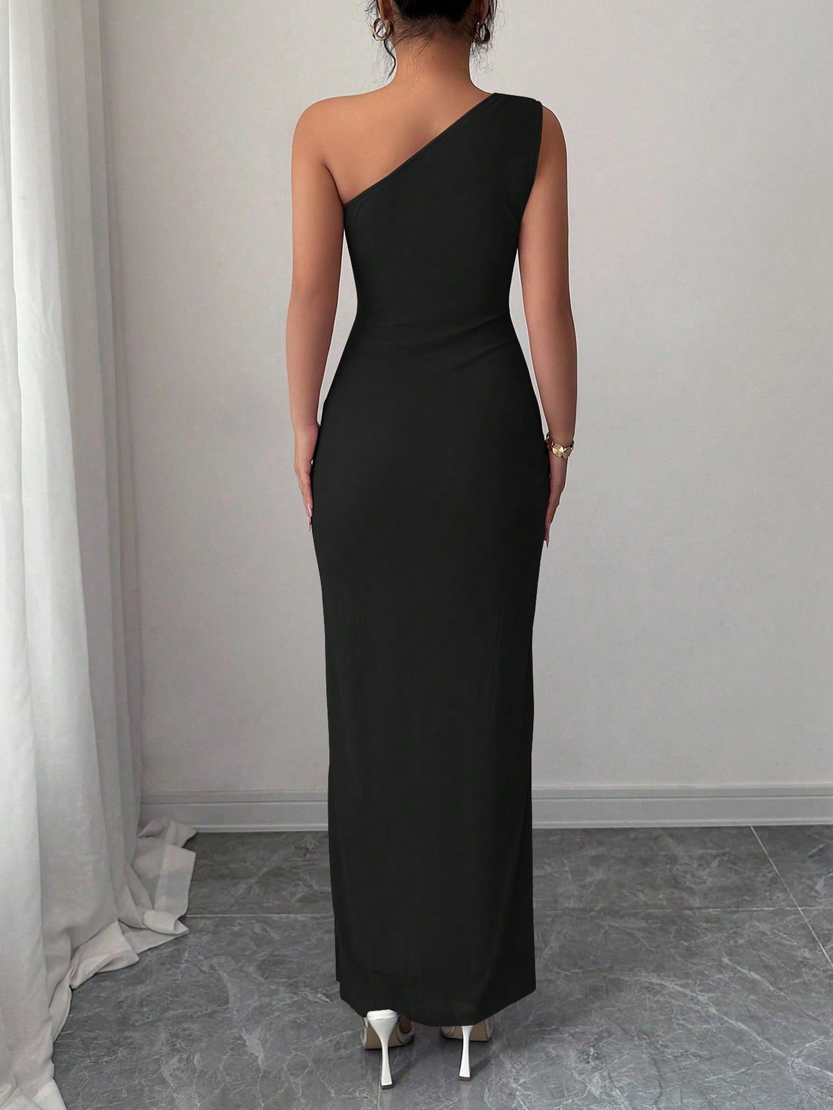 Vestido Longo Um Ombro Só Drapeado Com Fenda Discreta