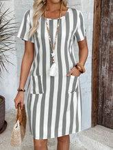 Vestido Curto Listrado Com Bolsos Frontais