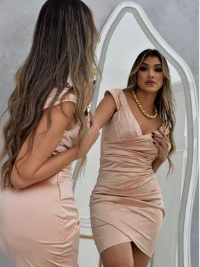 Vestido Curto Elegante Justo Decote V Com Barra Assimétrica