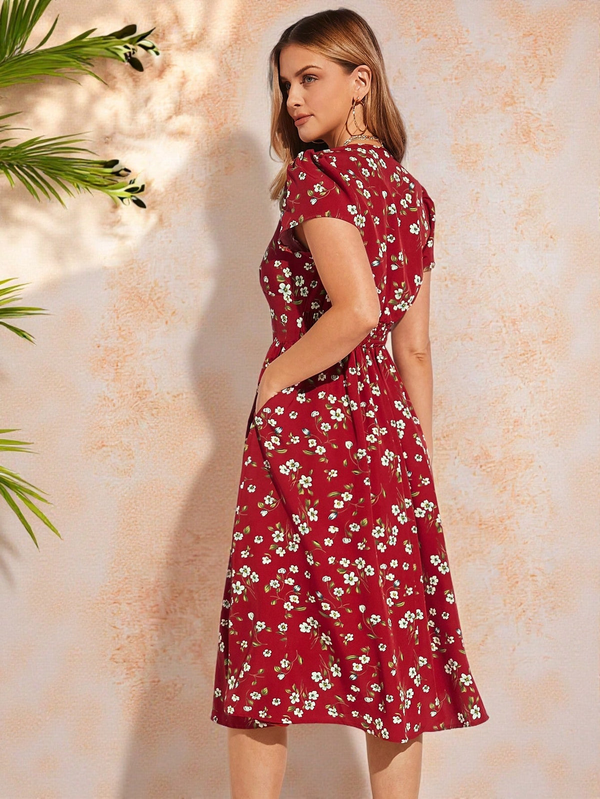 Vestido Midi Floral Com Decote V E Bolsos Laterais