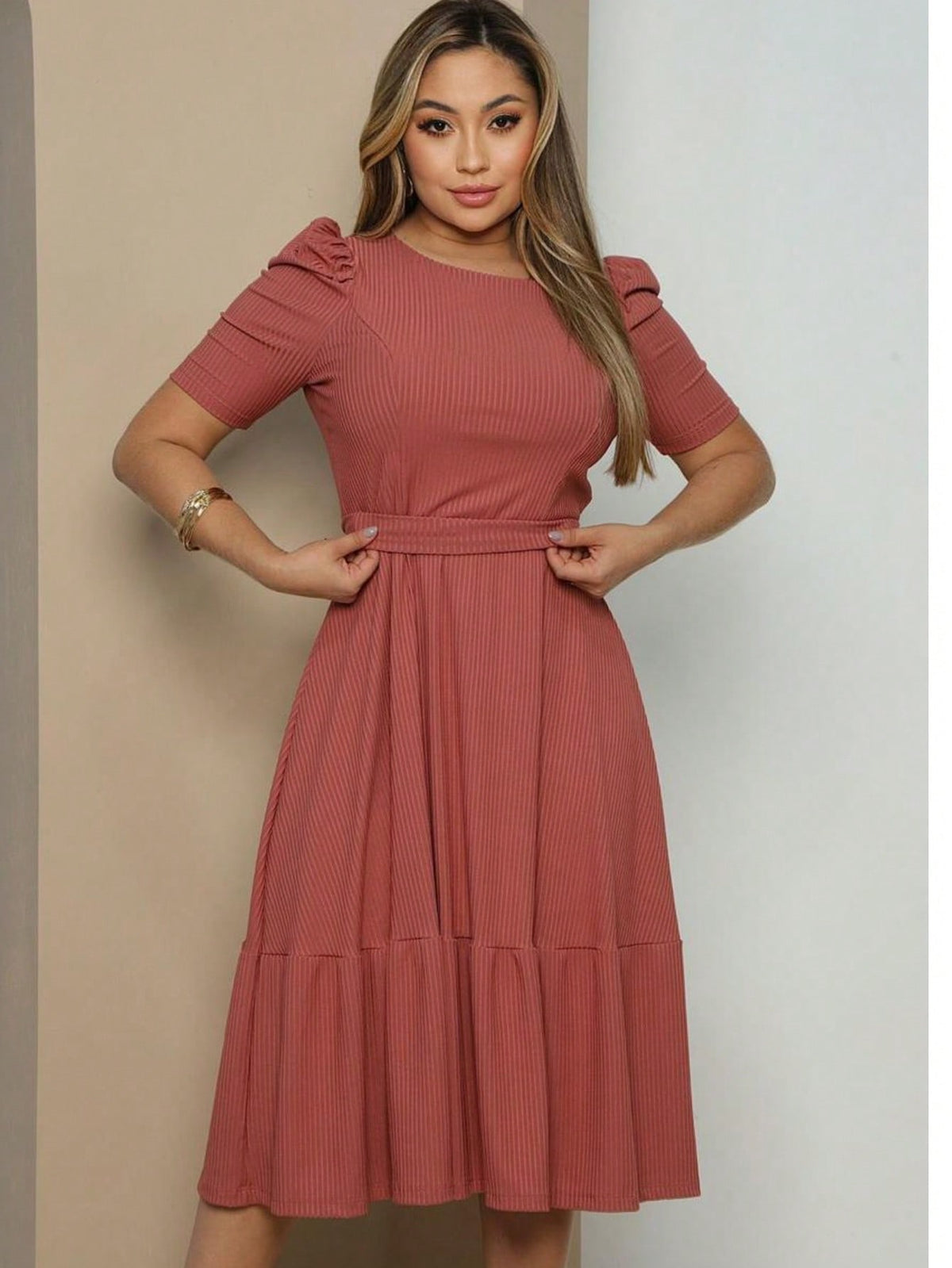 Vestido Midi Evasê Elegante Com Cinto E Babado Na Barra