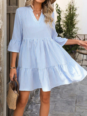 Vestido Curto Listrado Azul Com Manga 3/4 E Babados